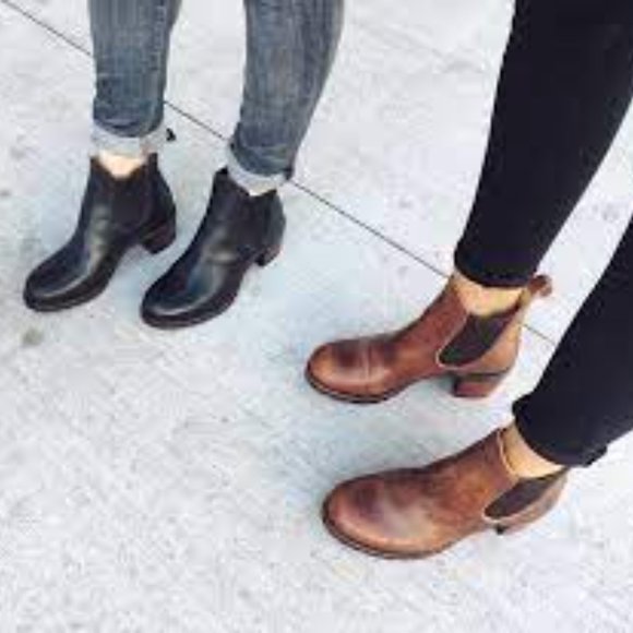 Frye Sabrina Chelsea Retro Black Leather Classic Casual Heeled Moto Ankle Boot - Picture 16 of 16